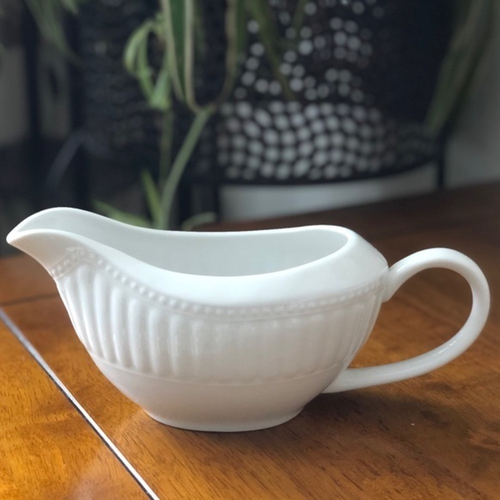 Oneida Athena Ariel White Hobnail Trim Gravy Boat Vintage 70s MCM
